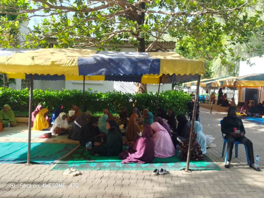 Photos: Women hold prayer session, await arrival of Buhari’s body