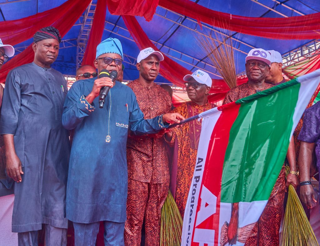 Aiyedatiwa receives PDP deputy governorship candidate, Akingbaso, other defectors to APC