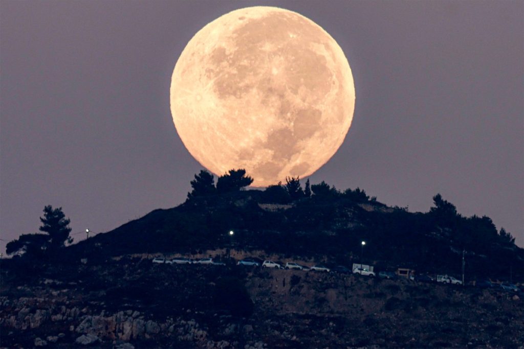 Photos: ‘Blood Moon’ rises during total lunar eclipse