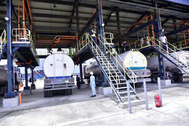 Dangote refinery begins free petrol delivery Monday,  slashes price to N841/litre