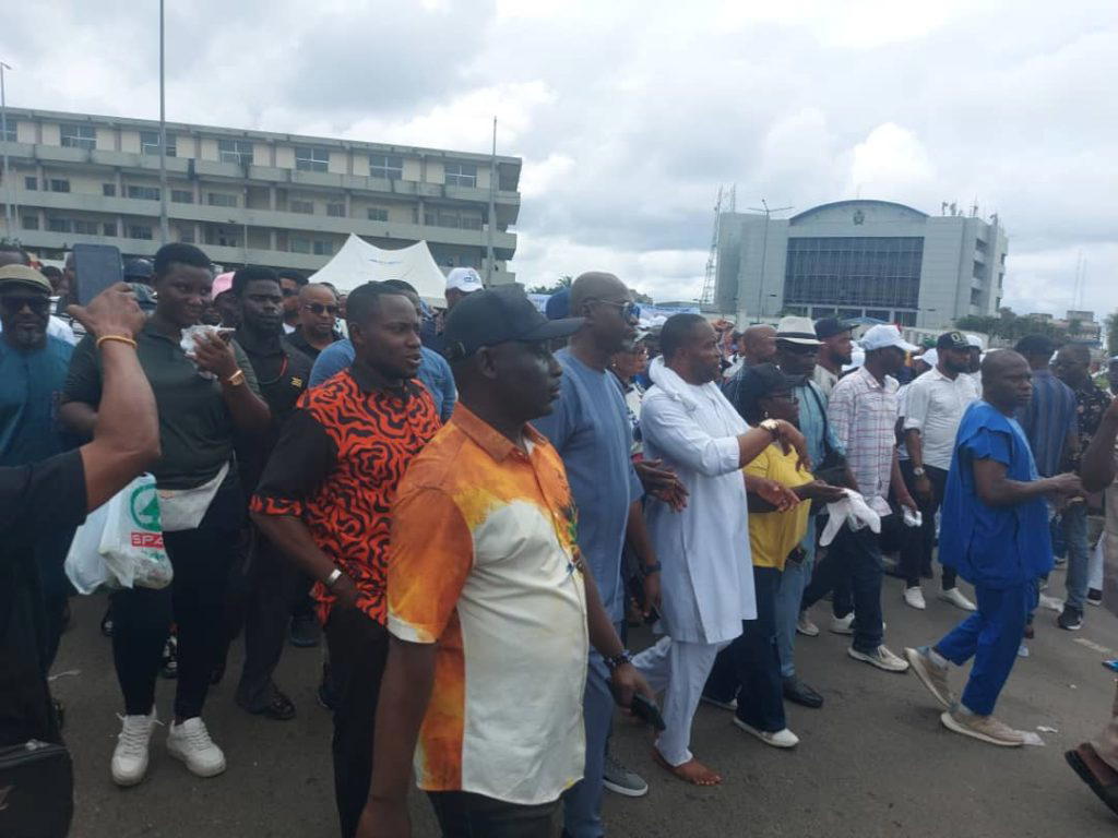 Photos: Hundreds of Rivers people storm Gov’t House, await Fubara’s return