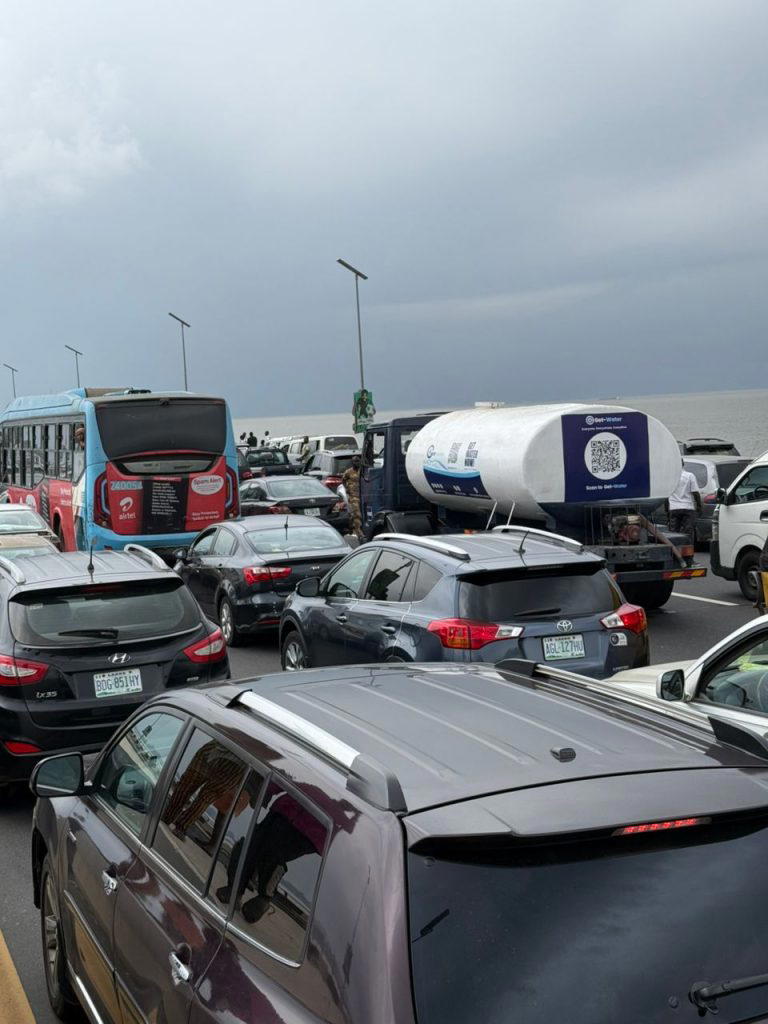Third Mainland Bridge gridlock: Residents protest demolition of houses in Oworonshoki