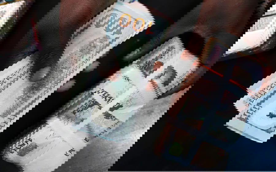 Naira falls to N1250/$ in parallel market
