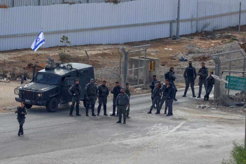 Hamas begins handing over Israeli hostages
