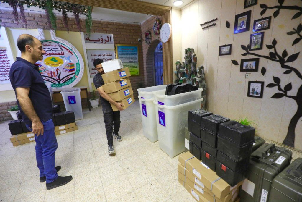 Iraqi forces, displaced people vote early ahead of election