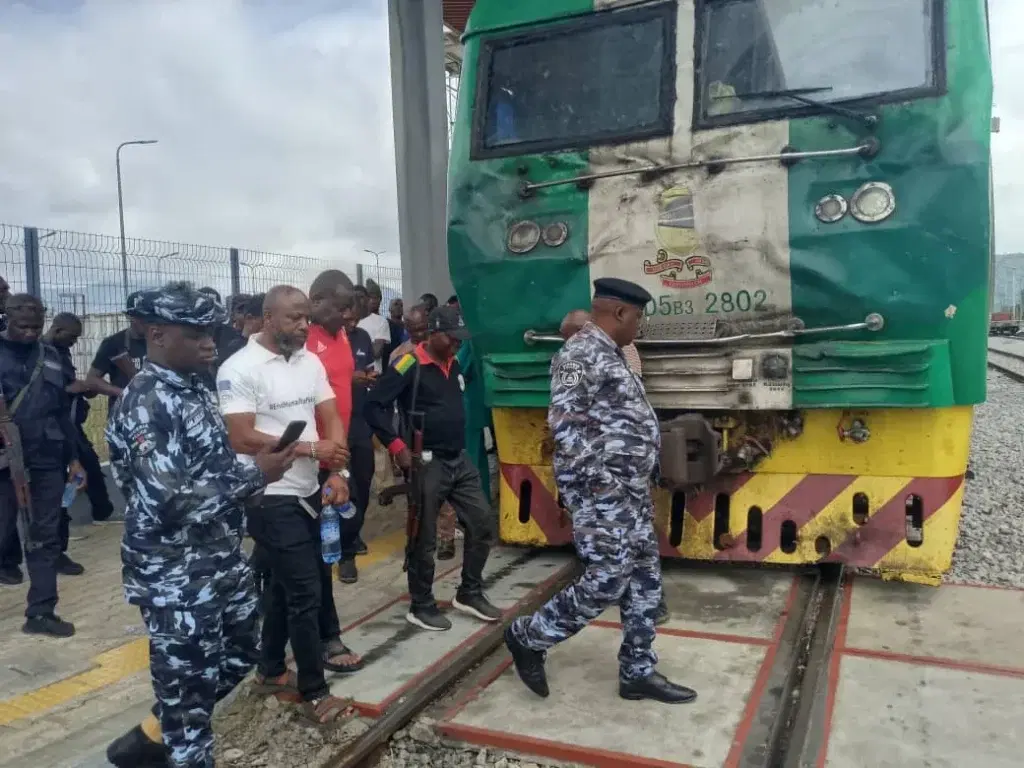 Train derails in Kogi, police secure stranded passengers