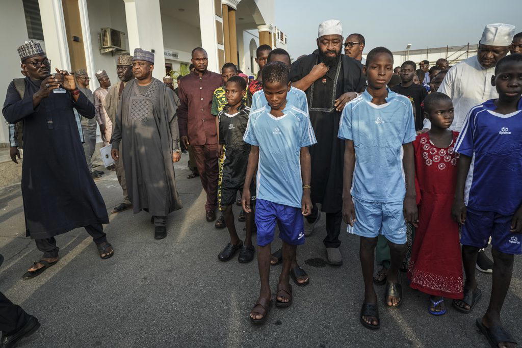 100 kidnapped students received by Niger governor