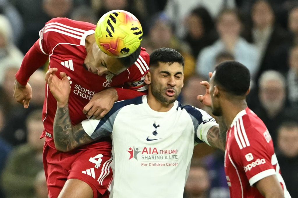Liverpool beat 9-man Spurs, but Isak limps off after scoring