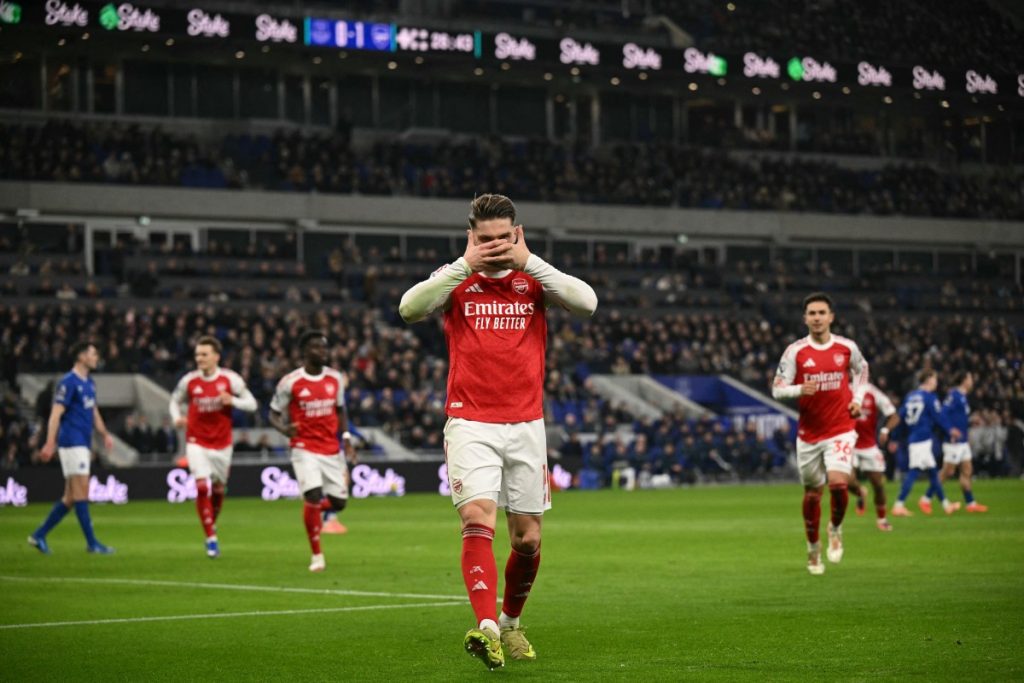 Arsenal stay top of PL with narrow victory over Everton