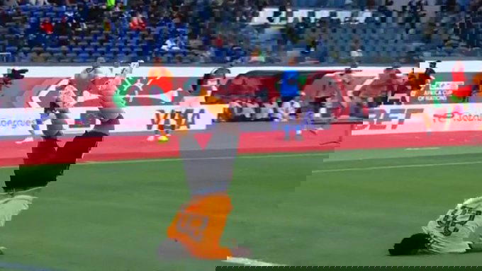 Video: Patson Daka lands on his neck while attempting acrobatic celebration at Afcon